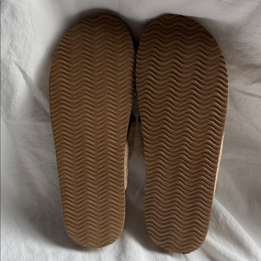 Elegant Beige Cross-Strap Sandals - Picture 6 of 6